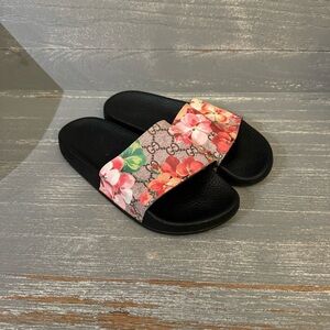 GUCCI GG BLOOMS SUPREME FLORAL SLIDE SANDALS
